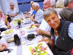 7. abschluss des ersten ereignisreichen tages - das abendessen in      beaumes-de-venise